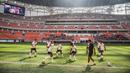 Sejumlah pemain berlatih sebelum laga International Youth Championship (IYC) 2021 di Jakarta International Stadium (JIS), Jakarta, Rabu (13/4/2022). Ajang sepak bola International Youth Championship 2021 (IYC 2021) akan digelar di Stadion JIS pada 13,15,17, dan 19 April. (Liputan6.com/Faizal Fanani)