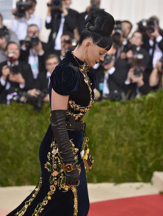 Tak khayal, Katy Perry tampil maksimal dengan gaun gemerlap bertaburkan glitter emas rancangan desainer kondang Prada. (AFP/Binang.com)