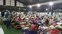 Warga Tangerang mengungsi karena banjir, Senin (3/2/2020) (Liputan6.com/ Pramita Tristiawati)