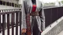 Tampil dengan wastra mengenakan kebaya loose abu-abu garis list renda, dipadukan inner turtleneck hitam senada dengan turabannya. Dipadukan belt kain bermotif serta celana panjang abu-abu. [@ansellmaputri]