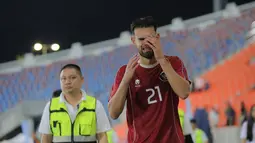 Penyerang muda Timnas Indonesia U-22, Jens Raven tak mampu menahan tangis ketika peluit panjang dibunyikan di Stadion 700th Anniversary, Chiang Mai, Jumat (12/12/2025) malam WIB.