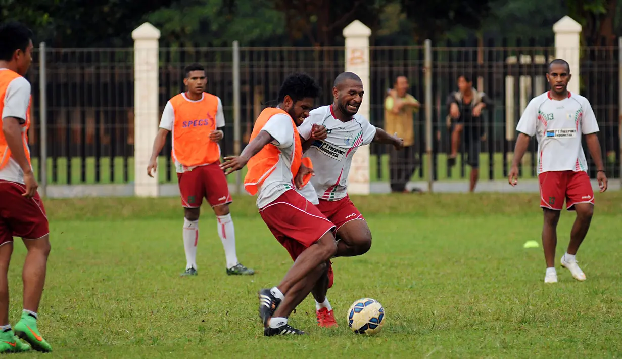 Gelandang Persipura, Imanuel Wanggai (ketiga kiri) berebut bola dengan Andri Ibo saat latihan di Lapangan C Senayan, Jakarta, Kamis (7/5/2015). Latihan tersebut merupakan persiapan jelang AFC 2015 di Bengaluru, India. (Liputan6.com/Helmi Fithriansyah)