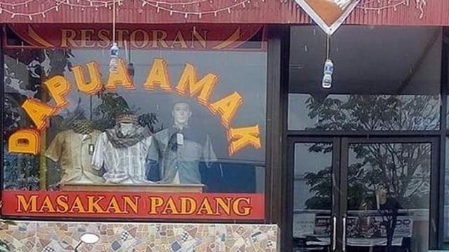 6 Potret Kocak Orang Jualan Pakaian Ini Bikin Tepuk Jidat