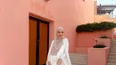 Pashmina ceruty yang dibentuk menutup dada tampak serasi saat dipadukan dengan dress putih berpotongan longgar. Detail lengan batwing yang dramatis semakin menambah kesan anggun dan elegan. [@shireensungkar].