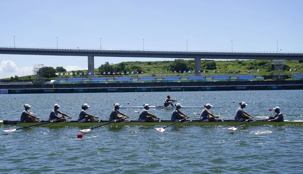 Tim dayung putri China berlatih jelang Olimpiade Tokyo 2020 di Sea Forest Waterway, Tokyo, Jepang, Minggu (18/7/2021). Olimpiade Tokyo 2020 dijadwalkan bergulir mulai 23 Juli hingga 8 Agustus 2021. (AP Photo/Jae C. Hong)