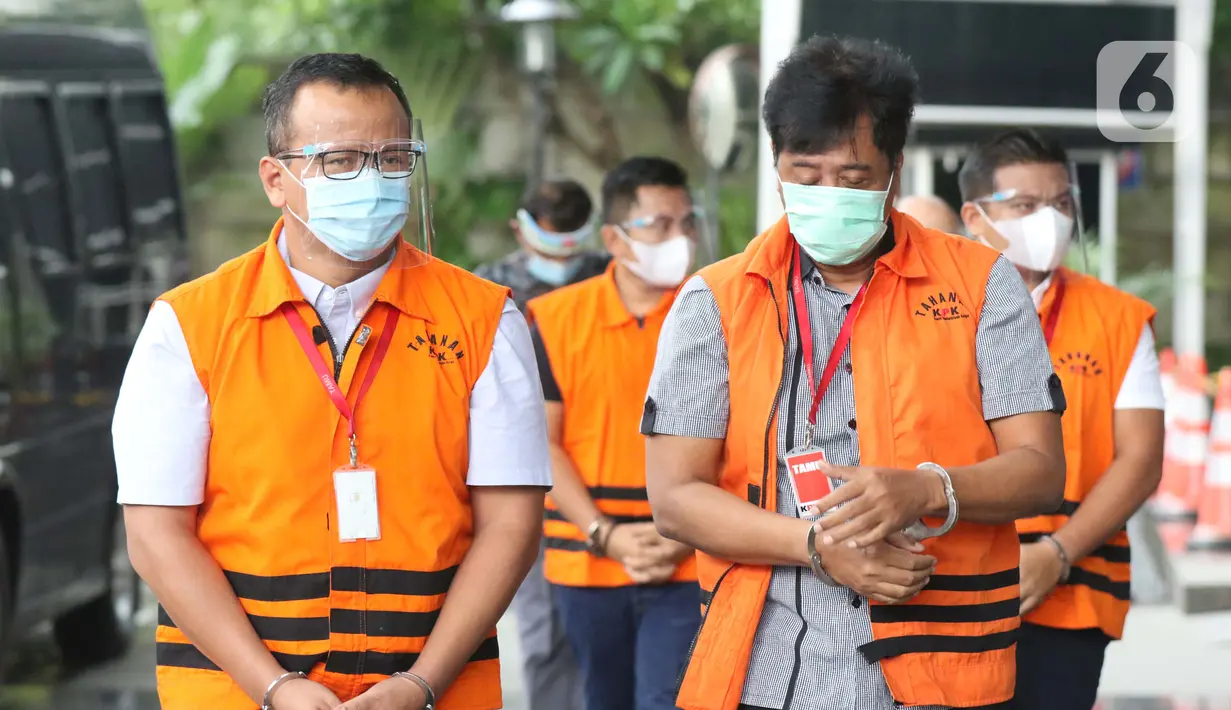 Menteri Kelautan dan Perikanan non aktif, Edhy Prabowo (kiri) bersiap menjalani pemeriksaan di Gedung KPK Jakarta, Jumat (4/12/2020). Sebelumnya, Edhy ditangkap dan ditahan KPK sebagai tersangka dugaan suap penetapan calon eksportir benih lobster pada Rabu (25/11). (Liputan6.com/Helmi Fithriansyah)