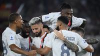 Pemain AC Milan merayakan gol yang dicetak Olivier Giroud dalam laga giornata ketiga Serie A Liga Italia 2023/2024 di Stadion Olimpico, Roma,&nbsp;Sabtu (2/9/2023) dini hari WIB. AC Milan berhasil membawa pulang tiga poin berkat kemenangan 2-1 atas AS Roma. (Filippo MONTEFORTE / AFP)