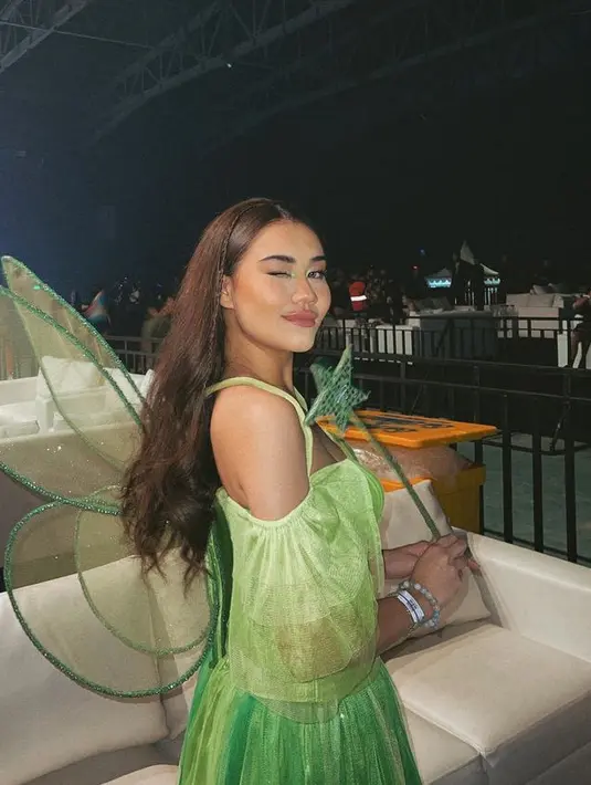 Rambut coklatnya dibiarkan terurai belah dua, dengan sedikit kepangan di bagian depan pada ke dua sisinya.  [@aaliya.massaid]