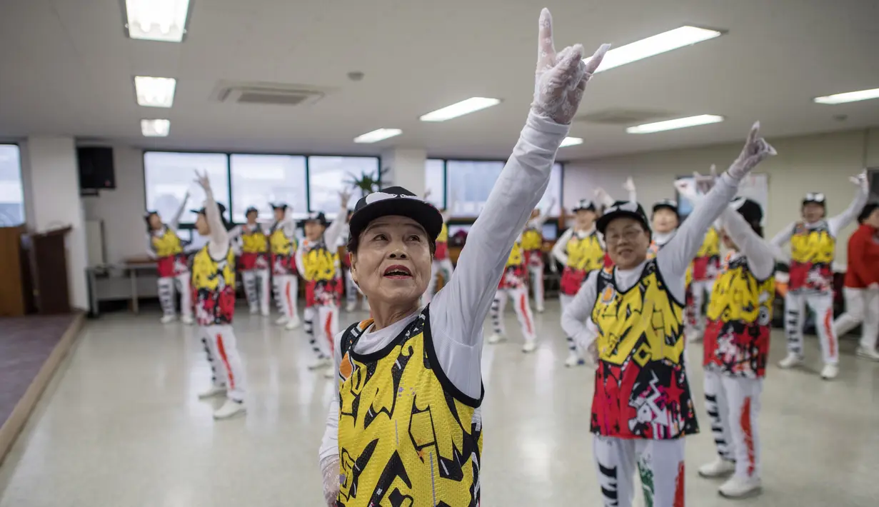 Sejumlah wanita lanjut usia yang tergabung dalam anggota cheerleaders Cheer Mommy berlatih di ruang latihan di Samcheok, Korsel (3/3). Dengan penuh semangat sekumpulan wanita lanjut usia mempraktekan gerakan layaknya seorang pemandu sorak. (AFP/Ed Jones)