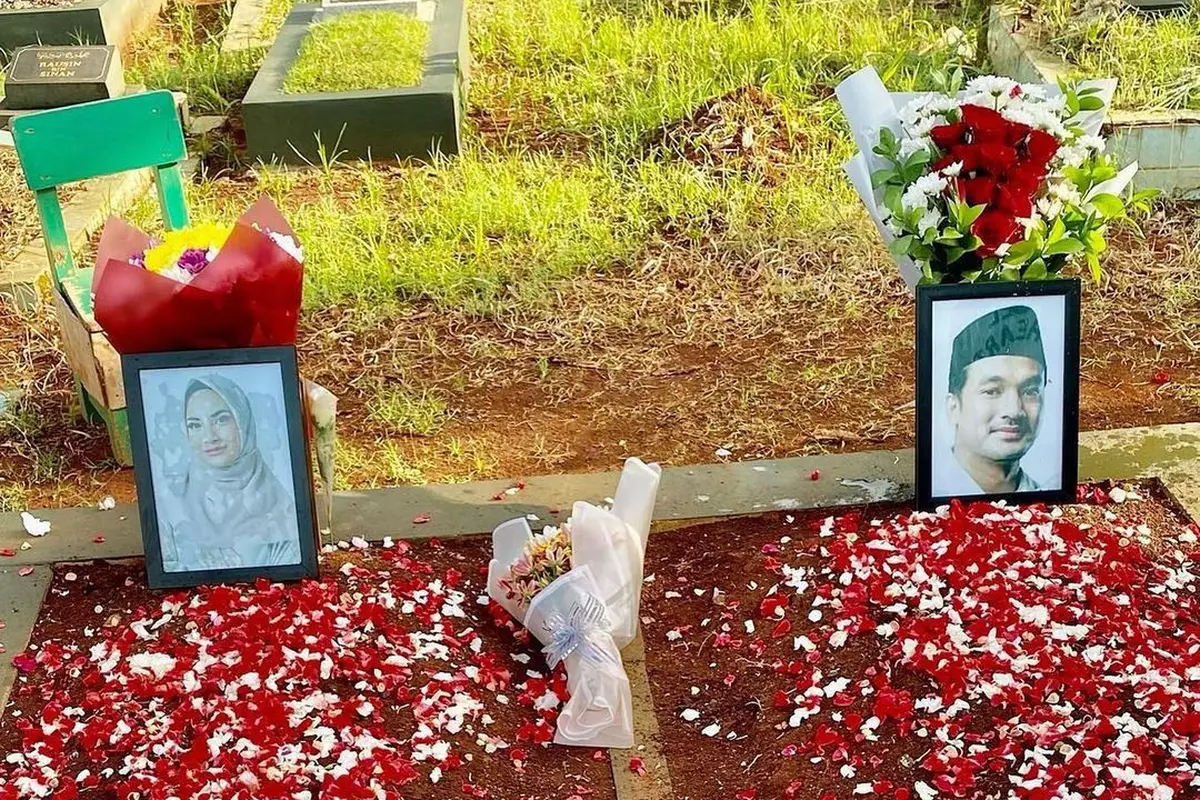 7 Potret Keluarga Haji Faisal Ziarah ke Makam Vanessa Angel dan Bibi Ardiansyah