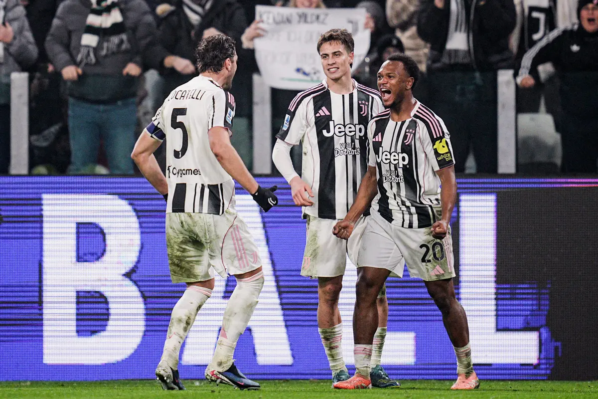 Lois Openda (kanan) merayakan golnya di laga Juventus vs AS Roma di pekan ke-16 Liga Italia 2025/2026 di Allianz Stadium, Minggu (21/12/2025). (Fabio Ferrari/LaPresse via AP)