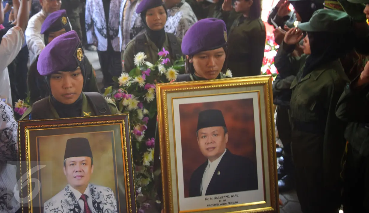 Peti jenazah Sulistyo saat akan dimakamkan di Semarang, Selasa (15/4). Sulistyo merupakan salah satu korban yang tewas dari peristiwa kebakaran RSAL Mintohardjo tersebut. (Gholib)