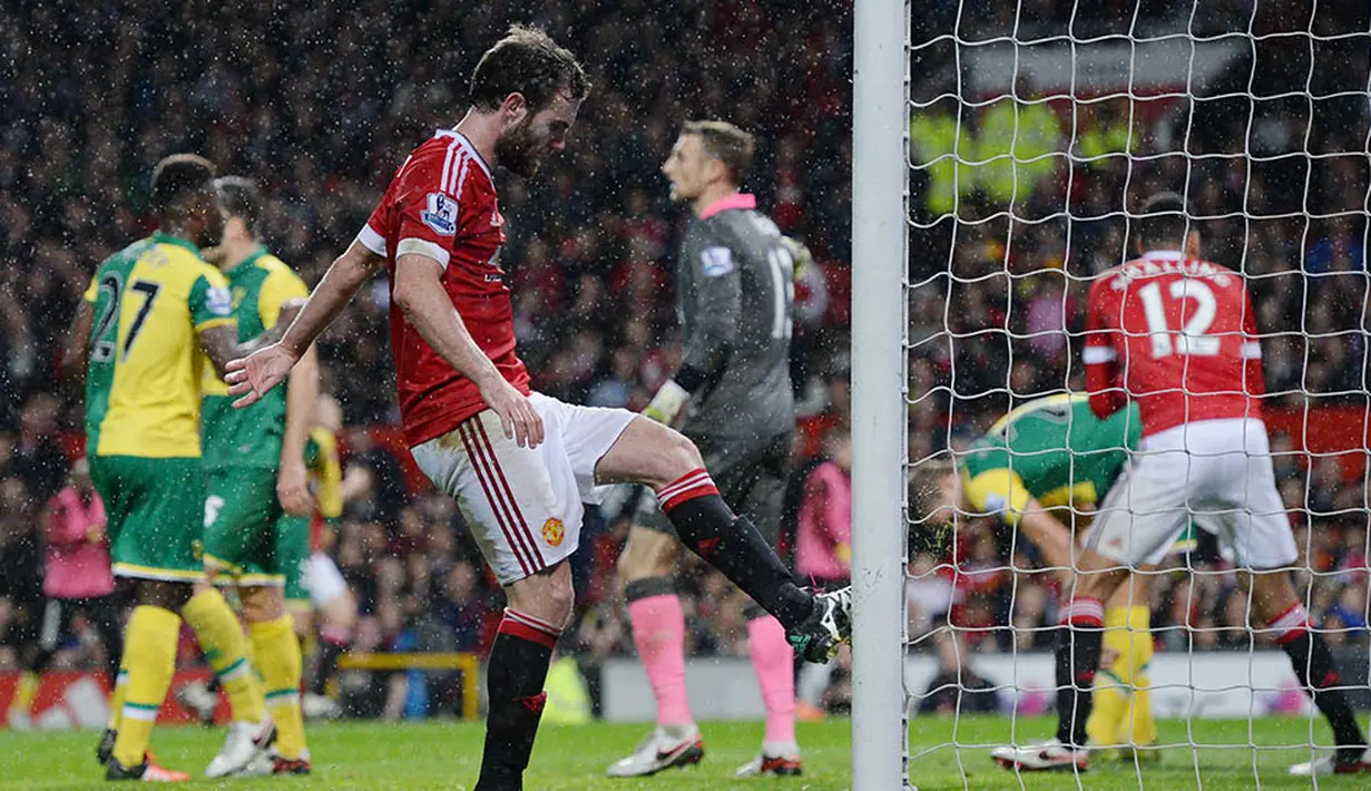 9. Kekalahan atas Norwich 1-2 menggenapi kegagalan Manchester United meraih kemenangan dalam enam laga terakhir. Dari 25 November hingga 19 Desember, Setan Merah puasa kemenangan. (AFP/Oli Scarff)