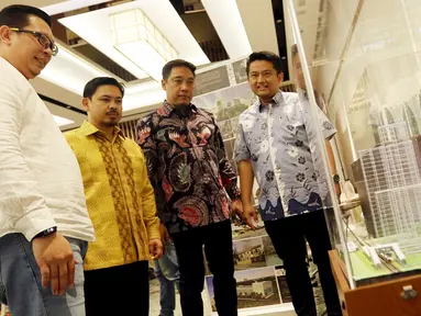 Ketum Pilars 93 Robby Budiansyah (dua kiri), Ketum KMPT Pramono Dewo (dua kanan), Project Director Grand Andika Kertajati PT PP Property Tbk Raja M.L Tobing (kanan) usai diskusi, Jakarta, Sabtu (14/9/2019). Diskusi digelar Komunitas Pengusaha Muslim Trisakti dan Pilars 93. (Liputan6.com/JohanTallo)