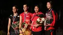 Carolina Marin berpose dengan Saina Nehwal (kiri) dan peraih perunggu, Linda Wenifanetri (Indonesia) dan Sung Ji Hyun (Korea Selatan). Minggu (16/8/2015). (Bola.com/Arief Bagus)