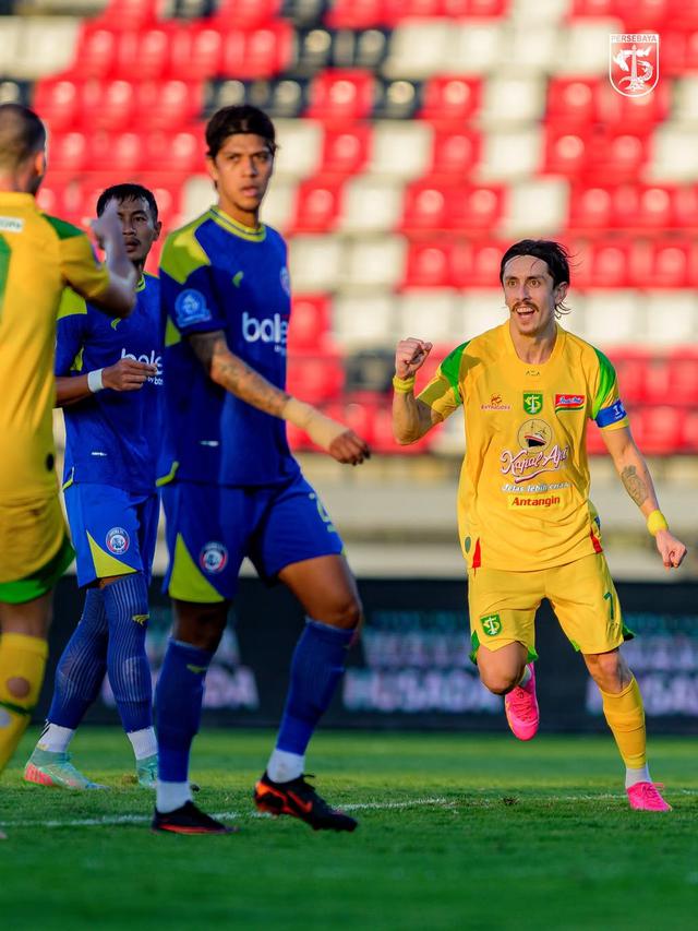 Gelandang Persebaya Surabaya, Francisco Rivera, ketika melawan Arema FC.