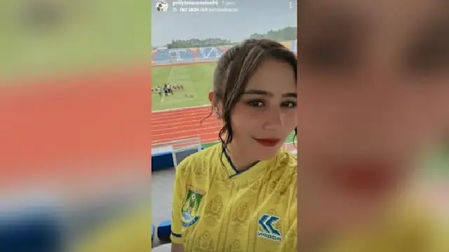 Pakai Jersey, Ini 7 Momen Kebersamaan Prilly Latuconsina Bersama Klub Sepak Bolanya
