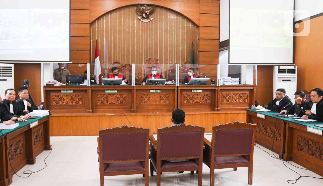 Terdakwa Kuat Ma'ruf saat menjalani  sidang tuntutan kasus pembunuhan berencana terhadap Brigadir Nofriansyah Yosua Hutabarat atau Brigair J di Pengadilan  Negeri Jakarta Selatan, Senin (16/1/2023). Kuat Ma'ruf dinilai terbukti melanggar Pasal 340 Kitab Undang-undang Hukum Pidana (KUHP). (Liputan6.com/Herman Zakharia)