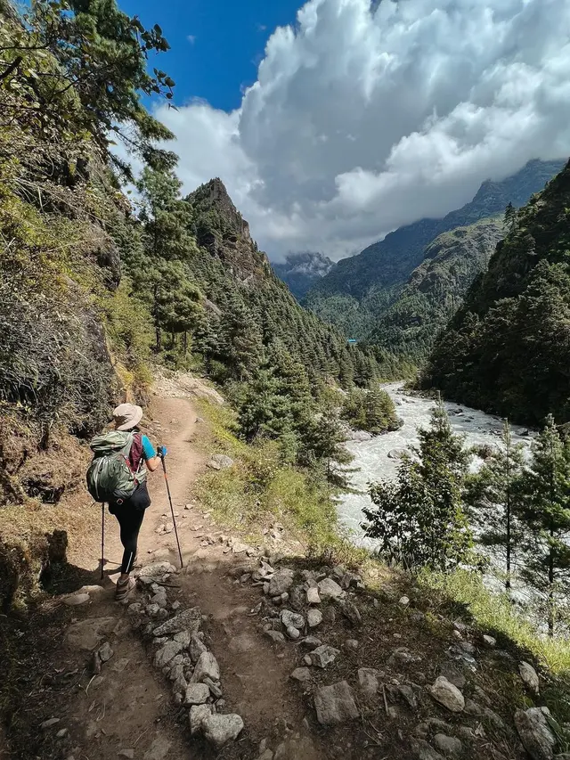 7 Potret Della Dartyan Daki Gunung Es Pertama Kali, Tempuh Perjalanan 16 Hari