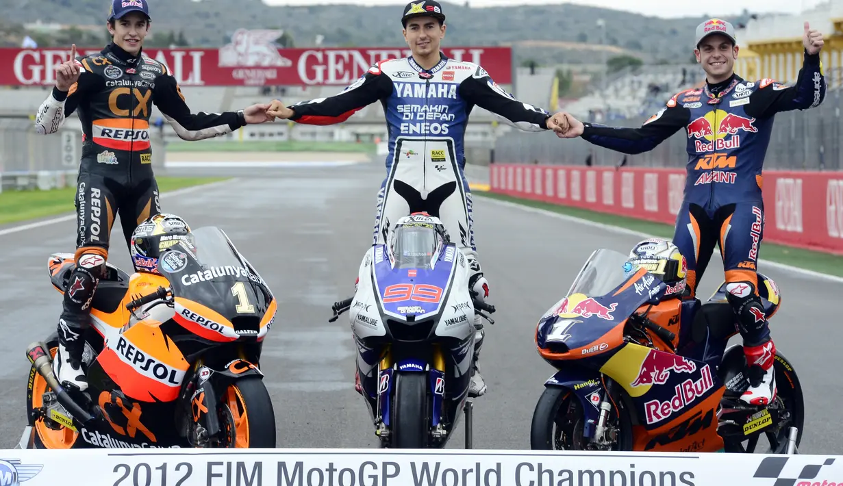 Juara dunia MotoGP 2012 Jorge Lorenzo (tengah), berpose dengan juara dunia Moto2, Marc Marquez (kiri) dan juara dunia Moto3, Sandro Cortese seusai GP Valencia di Sirkuit Ricardo Tormo, Valencia, (11/11/2012). (AFP Photo/Javier Soriano)