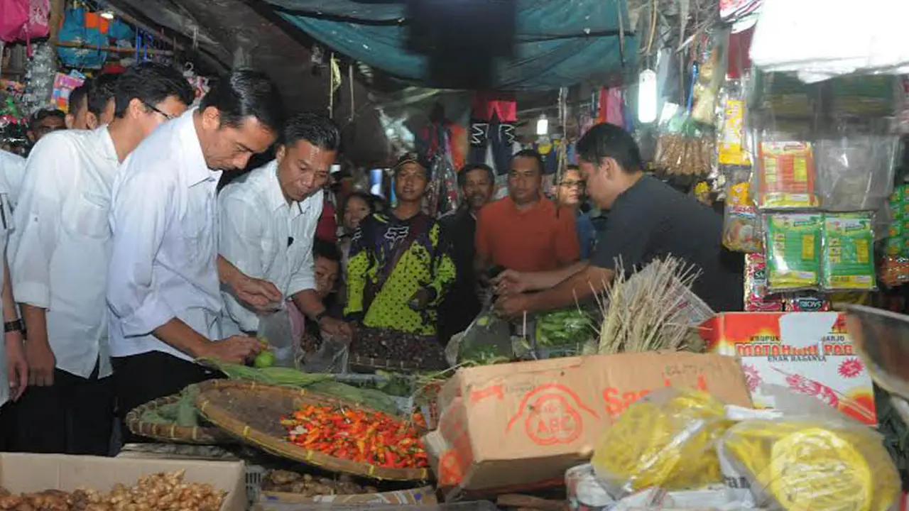 Blusukan, Pengunjung Pasar Berteriak: Jokowi Kasep! 