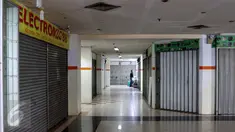 Sejumlah pengusaha di kawasan Glodok, Jakarta Barat, memilih tutup toko terkait dengan demonstrasi besar yang dilakukan ormas Islam, Jumat (4/11). Mereka khawatir menjadi sasaran anarkisme para pendemo tersebut. (Liputan6.com/Gempur M Surya)