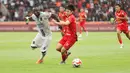 Pemain muda Persija Jakarta, Arlyansyah Abdulmanan berebut bola dengan pemain Persijap Jepara pada pekan ke-16 BRI Super League 2025/2026 di Stadion Utama Gelora Bung Karno (SUGBK), Jakarta Pusat, Sabtu (3/1/2026) sore WIB. (Bola.com/Abdul Aziz)