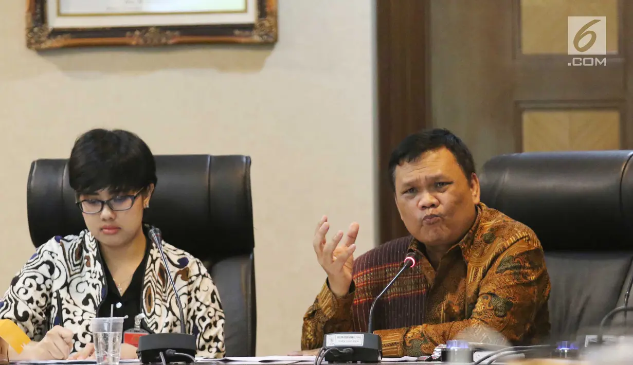 Dosen Pascasarjana Univ Pelita Harapan Dr. Emrus (kanan) memberi penjelasan saat diskusi publik di kantor staff presiden, Jakarta, Kamis (7/9). Dalam diskusi publik tersebut membahas Bhineka Tunggal Ika Penghuni 'rumah' NKRI. (Liputan6.com/Angga Yuniar)
