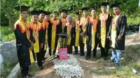 Kisah Haru Wisuda Mahasiswa Kolaka di Kuburnya. (Liputan6.com/ Ahmad Akbar Fua)