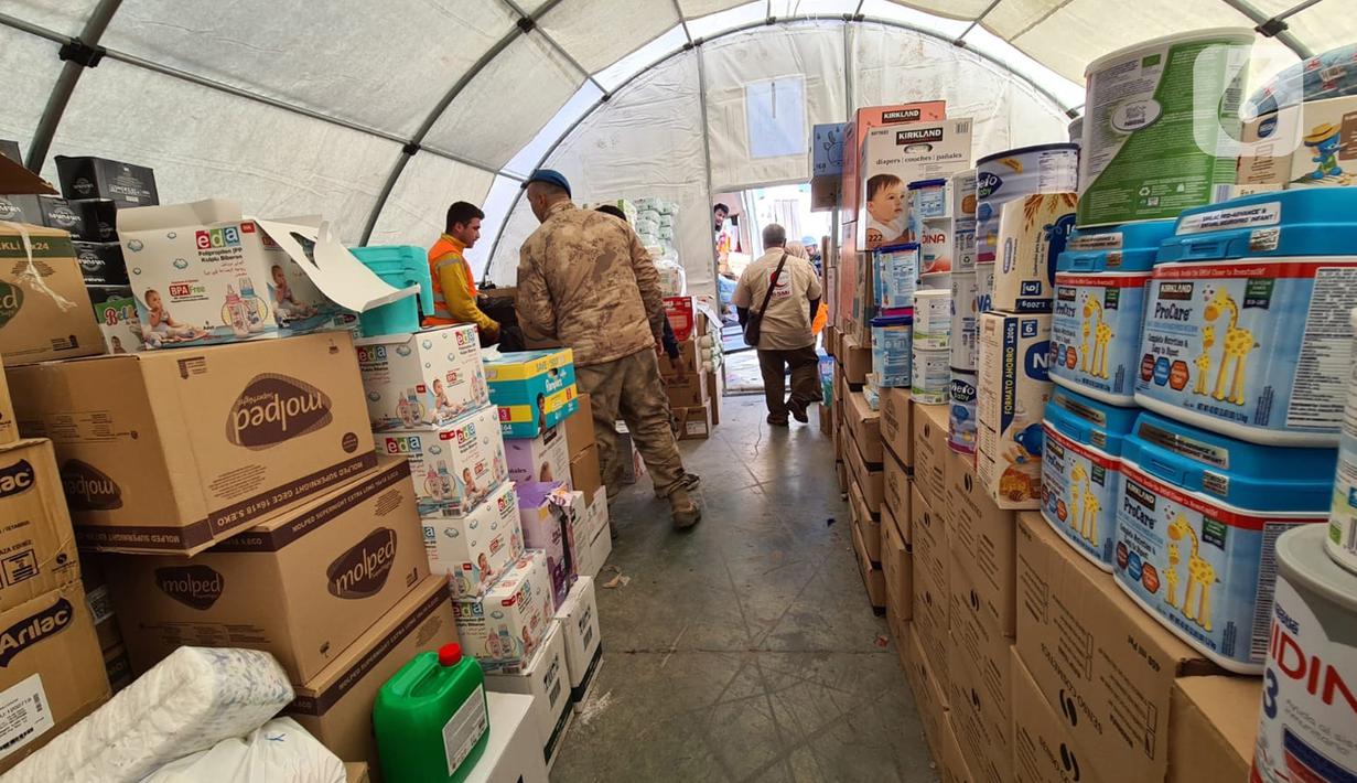 Organisasi Kemanusiaan Bulan Sabit Merah Indonesia atau BSMI mengirimkan bantuan khusus anak dan manula yang tinggal di kem pengungsian gempa Turki, di taman Ataturk, Kahramanmares, Turki, Selasa (21/2/2023). Terdapat 4500-an pengungsi terdampak gempa di Taman Ataturk, Kahramanmares. Sepertiga dari pengungsi tersebut adalah anak dan manula. (Liputan6.com/Andry Haryanto)