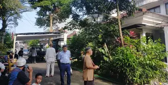 Artis senior Nani Widjaya meninggal dunia dalam usia 78 tahun. Aktris senior itu menghembuskan napas terakhirnya pada 16 Maret 2023 pukul 3.28 WIB setelah menjalani perawatan insentif di RS Fatmawati Jakarta Selatan. Berikut beberapa potret suasana rumah duka. Depan rumah tampak berdiri tenda di rumah duka.  [Foto; Kapanlagi.com/Budy Santoso]