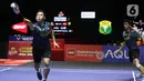 Laga kedua ganda putra berlangsung sengit sejak awal. Sabar Karyaman Gutama/Moh Reza Pahlevi Isfahani berhasil memenangi gim pertama dengan skor 21-18. (Liputan6.com/Helmi Fithriansyah)