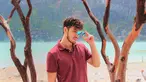 Kacamata menjadi salah satu fashion item yang tak boleh dilewatkan bagi pria 29 tahun saat berlibur. Selain melindungi dari sinar matahari, penampilan Anthony  dengan kacamata lensa gelap ini membuat ia semakin modis. (Liputan6.com/IG/@anthonyxie_)
