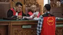 Aktor Tio Pakusadewo berbincang dengan Hakim Ketua saat sidang lanjutan di PN Jakarta Selatan, Kamis (28/6). Dalam pledoinya, Tio mengaku kepada majelis hakim bahwa dirinya adalah pecandu selama 10 Tahun belakangan ini. (Liputan6.com/Faizal Fanani)