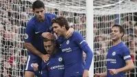 Para pemain Chelsea merayakan gol yang dicetak Eden Hazard ke gawang Newcastle pada laga Premier League di Stadion Stamford Bridge, London, Sabtu (2/12/2017). Chelsea menang 3-1 atas Newcastle. (AFP/Daniel Leal-Olivas)