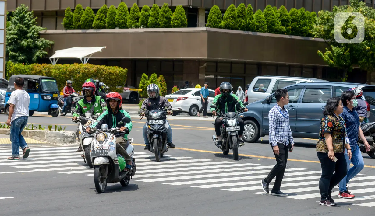 Sejumlah pengendara motor menerobos lampu merah di perempatan Sarinah, Thamrin, Jakarta, Rabu (29/1/2020). Direktorat Lalu Lintas Polda Metro Jaya akan memberlakukan tilang elektronik "Electronic Traffic Law Enforcement" (ETLE) untuk sepeda motor per 1 Februari 2020. (merdeka.com/Imam Buhori)