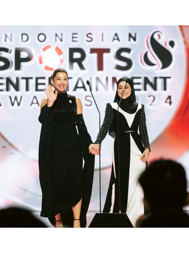 6 Potret Jennifer Bachdim dan Lesti Kejora Baca Pemenang di Acara Award, Kompak
