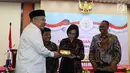 Wakil Ketua DPR Fahri Hamzah memberikan cinderamata kepada Menteri Keuangan Sri Mulyani dalam Seminar Nasional Nota Keuangan RAPBN 2020 : Mengawal Akuntabilitas Penerimaan Negara di Kompleks Parlemen MPR/DPR-DPD, Senayan, Jakarta, Rabu (21/8/2019). (Liputan6.com/Johan Tallo)