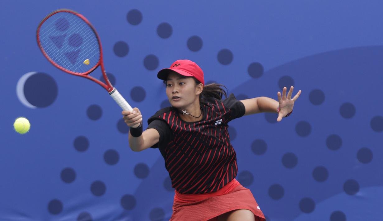 Ganda Indonesia, Priska Nugroho / Rifanty Kahfiani, saat melawan Peangtarin Plipuech / Tamarine Tanasugarn pada SEA Games 2019 di Kompleks Rizal Memorial, Kamis (5/12). Ganda Indonesia kalah 4-6, 7-6 dan 5-10. (Bola.com/M Iqbal Ichsan)