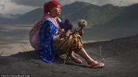 Warga suku Tengger di kawasan Bromo. (Rarindra Prakarsa/Barcroft Images)