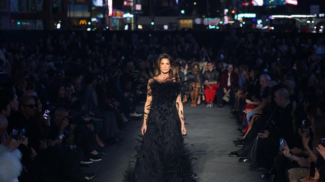 Gucci Sulap Times Square New York Jadi Runway, Paris Hilton hingga Tom Brady Jadi Model