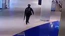 Rekaman CCTV menunjukkan tentara Thailand Jakrapanth Thomma berjalan sambil membawa senjata di mal Terminal 21, Nakhon Ratchasima, Thailand, Sabtu (8/2/2020). Hingga siang ini, korban dilaporkan berjumlah 57 orang. (MCOT/MCOT Public Company Limited/AFP)