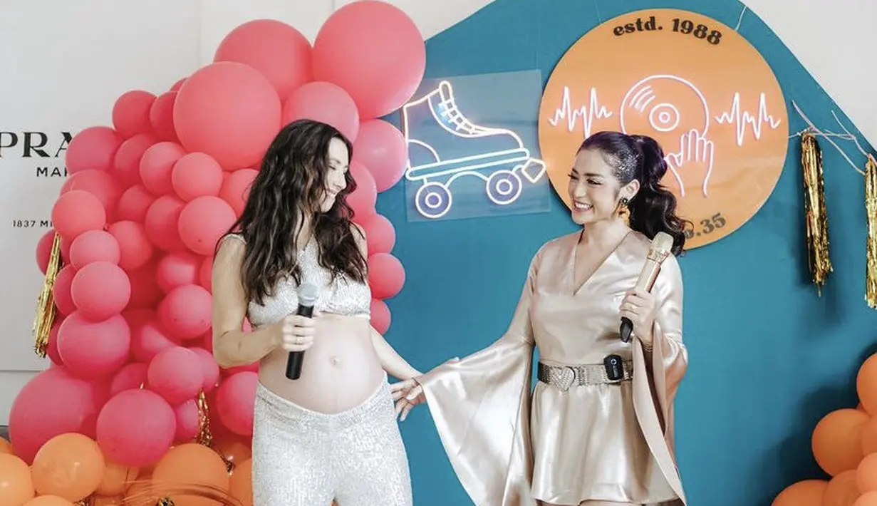 Sang sahabat, Jennifer Bachdim pun hadir mengenakan bralette yang memerlihatkan baby bumpnya, dipadukan celana cutbray putih berkilau.  @inijedar