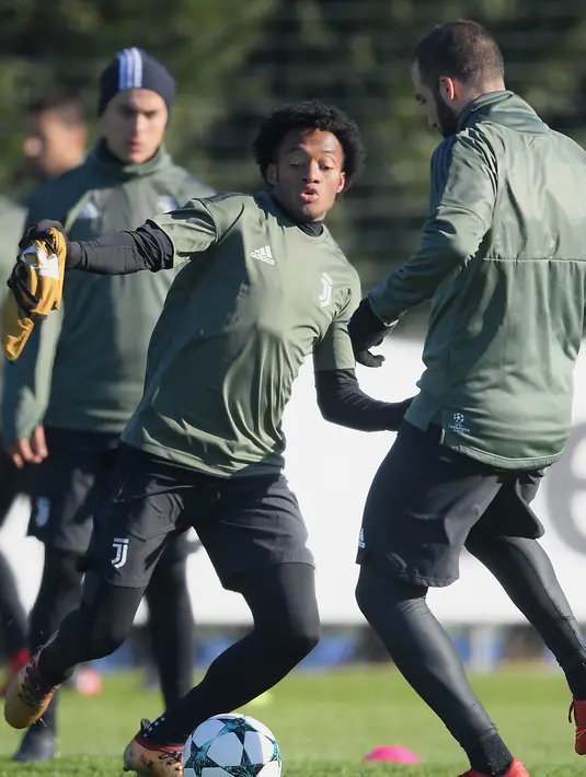Gelandang Juventus, Juan Cuadrado, Saat mengikuti sesi latihan jelang laga Liga Champions di Training Center Juventus, Minggu (3/12/2017). Juventus akan berhadapan melawan Olympiakos. (AFP/Marco Bertorello)