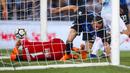 Proses terjadinya gol yang dicetak bek Inter Milan, Danilo D'Ambrosio, ke gawang Lazio pada laga Serie A Italia di Stadion Olimpico, Roma, Minggu (20/5/2018). Lazio kalah 2-3 dari Inter. (AP/Angelo Carconi)