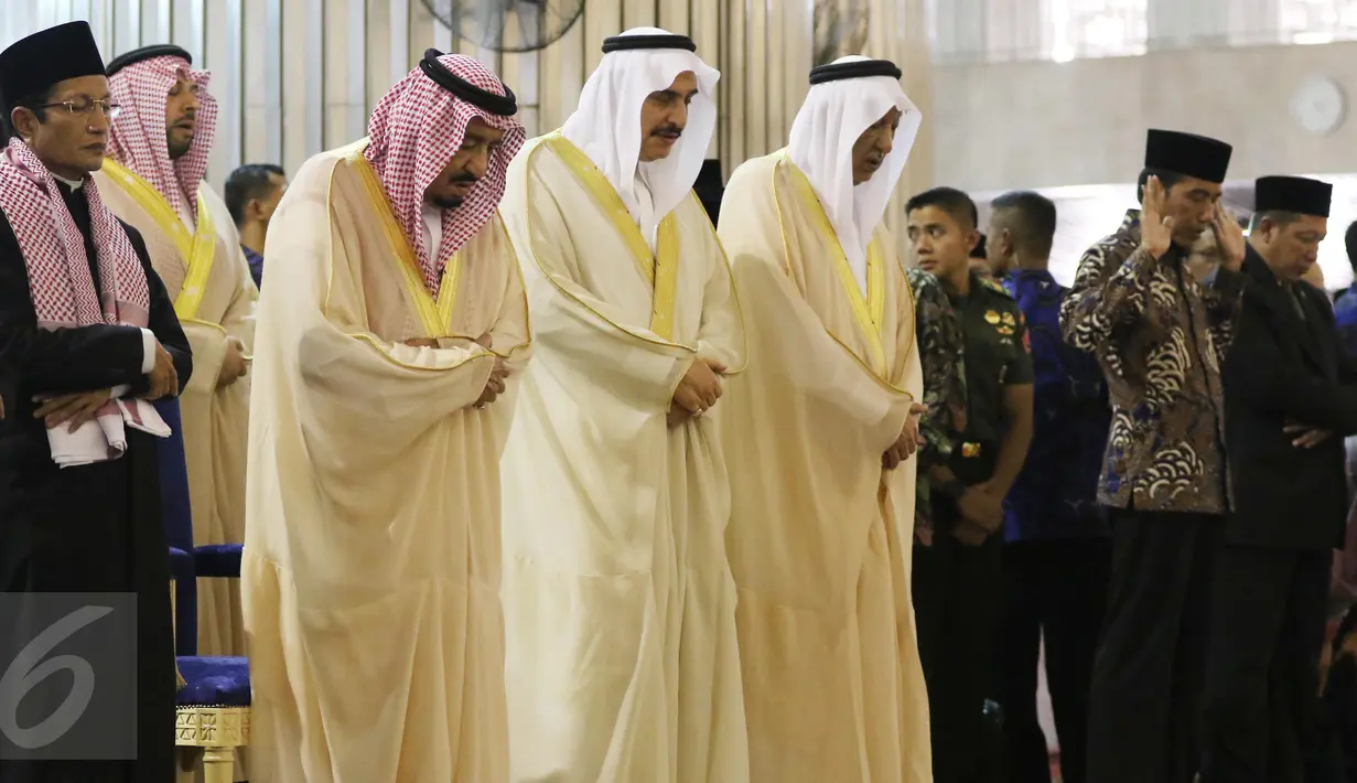 Presiden Joko Widodo dan Raja Salman bin Abdulaziz al-Saud di dampingi Imam Besar Masjid Istiqlal Nasaruddin Umar saat melakukan Shalat tahiyatul masjid di Masjid Istiqlal, Jakarta, Kamis (2/3). (Liputan6.com/Angga Yuniar)