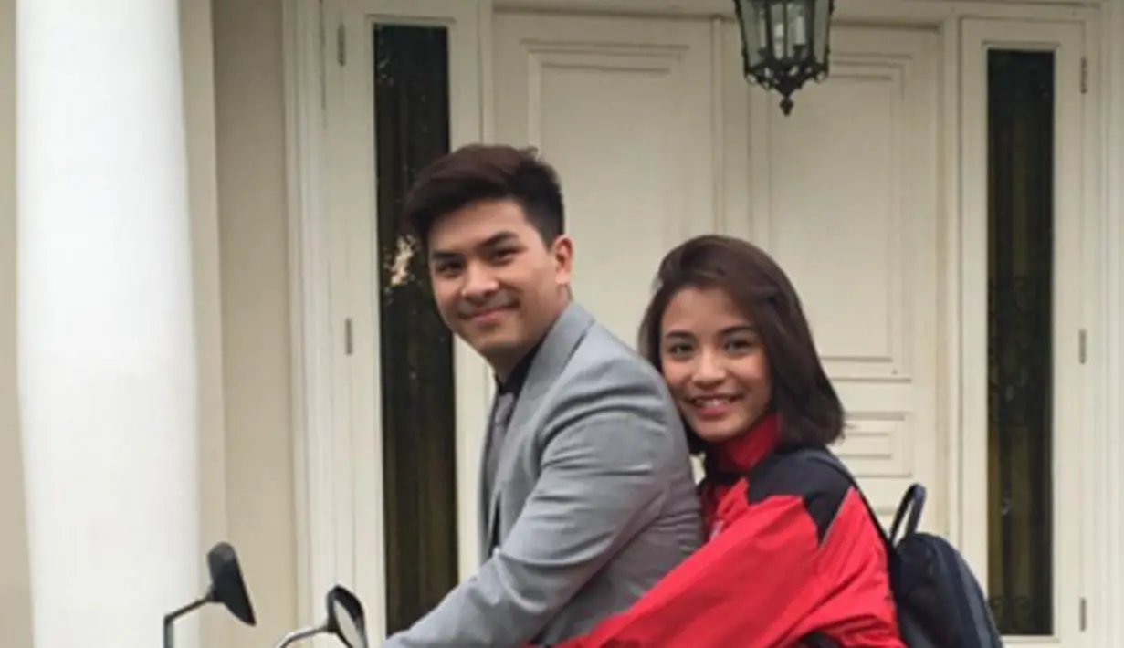 Sungguh kedua pasangan yang tentunya membuat iri para penggemarnya itu, bagaimana tidak konsep yang telah disiapkan Glenn untuk melamar Chelsea sungguh romantis. (viainstagram@chelseaolivia/Bintang.com)