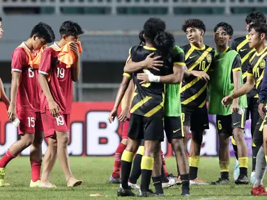 Pemain Timnas U-17 Indonesia, M Afazriel, Femas Aprian Crespo dan Achmad Zidan Rosyid (kiri ke kanan) meluapkan kekecewaan usai dikalahkan Malaysia U-17 pada laga terakhir Kualifikasi Grup B Piala Asia U-17 2023 di Stadion Pakansari, Kab. Bogor, Jawa Barat, Minggu (9/10/2022). Laga kedua tim berlangsung sengit dan Timnas U-17 Indonesia harus mengakui keunggulan Malaysia dengan skor 1-5. (Liputan6.com/Helmi Fithriansyah)