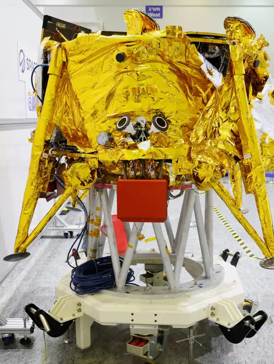 Wujud pesawat luar angkasa Beresheet saat dipamerkan di Yehud, Tel Aviv, Israel, Senin (17/12). Pesawat ini akan diluncurkan menggunakan roket Falcon 9 milik SpaceX. (JACK GUEZ/AFP)