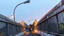 Kondisi Jembatan Penyeberangan Orang di Jalan TB Simatupang yang penuh coretan, Jakarta, Senin (20/11). Banyaknya aksi vandalisme menyebabkan JPO tersebut dipenuhi dengan coretan sehingga menimbulkan kesan kumuh. (Liputan6.com/Immanuel Antonius)